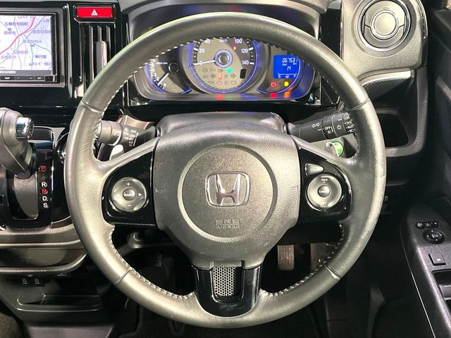 �y�����v�����X�e�A�����O�z�㎿�Ȋv���g�p���邱�ƂŁA��ɂ����������݂ƂĂ��^�]���₷���n���h���ł���