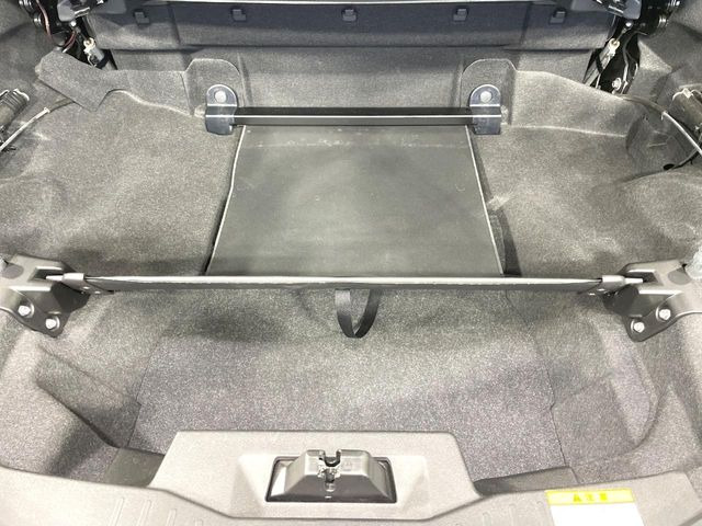 ���i�̂���������ʋ΁A���}���ɏ\���ȉ׎��X�y�[�X���m�ۂ��Ă���܂��B�Z�J���h�V�[�g��|���ƁA�傫�ȉו��̐ύڂ��\�ł���