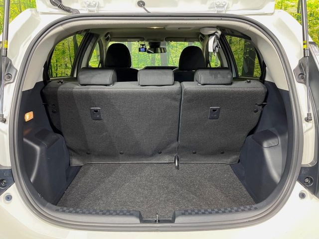 ���i�̂���������ʋ΁A���}���ɏ\���ȉ׎��X�y�[�X���m�ۂ��Ă���܂��B�Z�J���h�V�[�g��|���ƁA�傫�ȉו��̐ύڂ��\�ł���