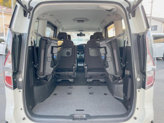 ���i�̂���������ʋ΁A���}���ɏ\���ȉ׎��X�y�[�X���m�ۂ��Ă���܂��B�Z�J���h�V�[�g��|���ƁA�傫�ȉו��̐ύڂ��\�ł���