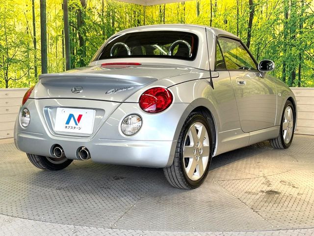 ��D�]�𒸂��Ă���܂��{�f�B�̒e�X�v���b�V���R�[�g���D�]��t���B�ʏ�̃K���X�R�[�g�ƈقȂ�A�ϋv�N��6�N�̖��@���K���X�R�[�e�B���O���A�{�f�B���L���C�ȏ�Ԃɕۂ��Ă���܂��B