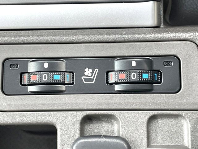 【シートベンチレーション】夏場は涼しい風でお尻や背中の熱やムレを防ぎ、冬はエアコンよりも早く温まってポカポカに!季節を問わず快適に過ごせます。