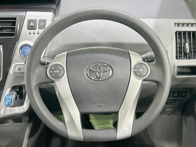 �C���e���A�ɍ��킹���f�U�C���̃X�e�A�����O�́A�^�]�������̂��Ƃ��l���A�^�]���₷���`��A�傫���ł��B�����x�A���ۂɐG���Ă��m���߂��������B