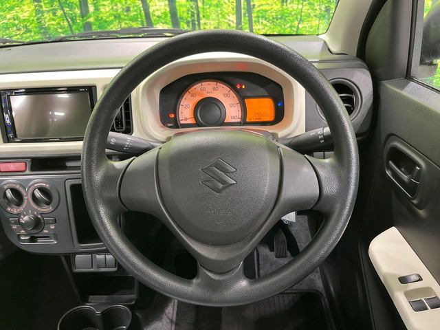 �C���e���A�ɍ��킹���f�U�C���̃X�e�A�����O�́A�^�]�������̂��Ƃ��l���A�^�]���₷���`��A�傫���ł��B�����x�A���ۂɐG���Ă��m���߂��������B