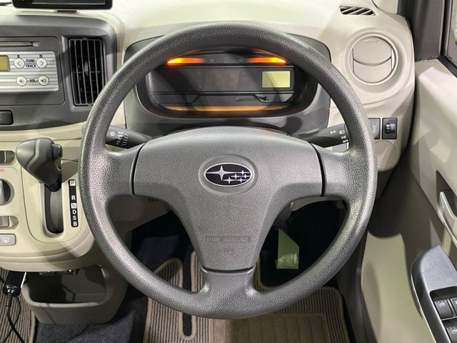 �C���e���A�ɍ��킹���f�U�C���̃X�e�A�����O�́A�^�]�������̂��Ƃ��l���A�^�]���₷���`��A�傫���ł��B�����x�A���ۂɐG���Ă��m���߂��������B