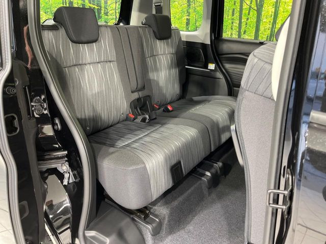 後部座席も気になるようなキズ・汚れやへたり等、大きなダメージはなく、良好な状態です。
