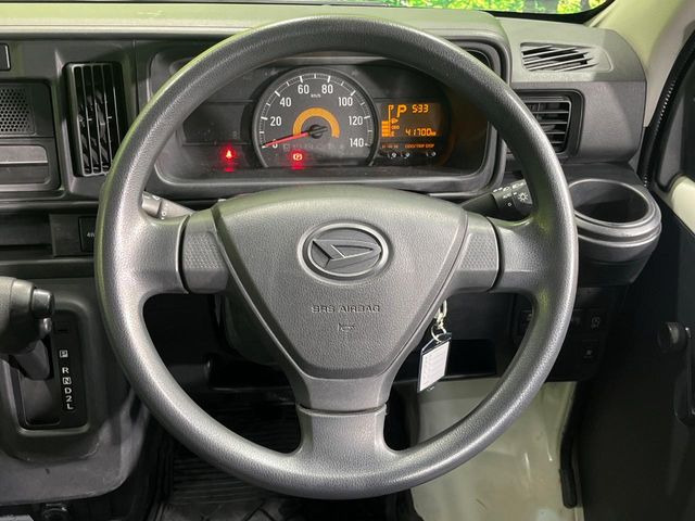 �C���e���A�ɍ��킹���f�U�C���̃X�e�A�����O�́A�^�]�������̂��Ƃ��l���A�^�]���₷���`��A�傫���ł��B�����x�A���ۂɐG���Ă��m���߂��������B