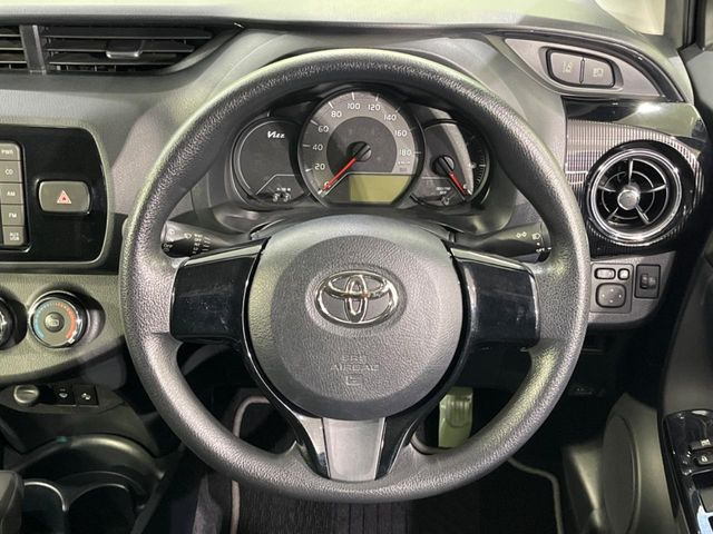 �C���e���A�ɍ��킹���f�U�C���̃X�e�A�����O�́A�^�]�������̂��Ƃ��l���A�^�]���₷���`��A�傫���ł��B�����x�A���ۂɐG���Ă��m���߂��������B