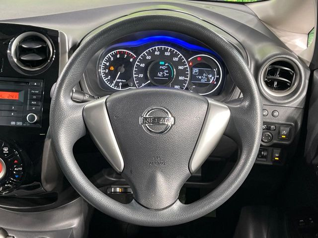 �C���e���A�ɍ��킹���f�U�C���̃X�e�A�����O�́A�^�]�������̂��Ƃ��l���A�^�]���₷���`��A�傫���ł��B�����x�A���ۂɐG���Ă��m���߂��������B