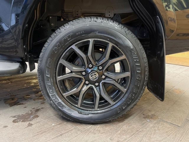 �y����18�C���`�A���~�z�C�[���z�O�ςɃ}�b�`���������A���~�z�C�[���𑕒����Ă���܂��B�e��ЊO�A���~�z�C�[����A�X�^�b�h���X�^�C�����戵�����Ă���܂��B���񂲑��k����������