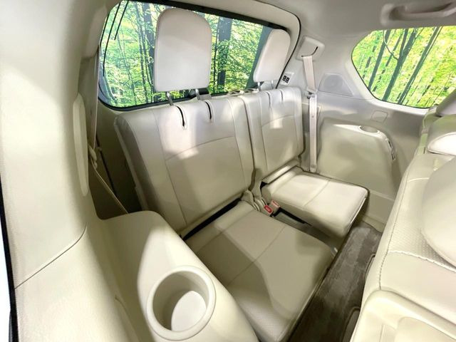 3列目シートはもちろん状態良好☆大人でもゆったりと座って頂けますので、大人数でのお出かけもラクラクです♪ご家族で、気の知れた仲間で、ドライブに行くのが楽しみですね♪