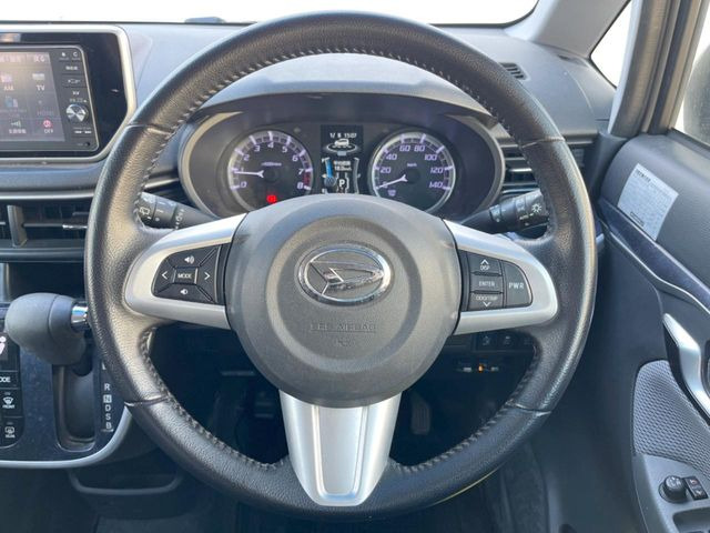 �C���e���A�ɍ��킹���f�U�C���̃X�e�A�����O�́A�^�]�������̂��Ƃ��l���A�^�]���₷���`��A�傫���ł��B�����x�A���ۂɐG���Ă��m���߂��������B