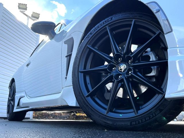 �y����18�C���`�A���~�z�C�[���z�O�ςɃ}�b�`���������A���~�z�C�[���𑕒����Ă���܂��B�e��ЊO�A���~�z�C�[����A�X�^�b�h���X�^�C�����戵�����Ă���܂��B���񂲑��k����������