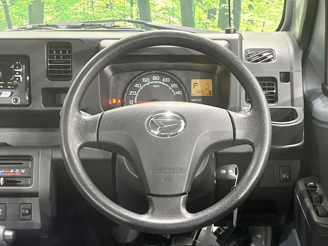 �C���e���A�ɍ��킹���f�U�C���̃X�e�A�����O�́A�^�]�������̂��Ƃ��l���A�^�]���₷���`��A�傫���ł��B�����x�A���ۂɐG���Ă��m���߂��������B