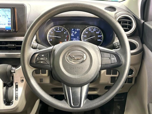 �C���e���A�ɍ��킹���f�U�C���̃X�e�A�����O�́A�^�]�������̂��Ƃ��l���A�^�]���₷���`��A�傫���ł��B�����x�A���ۂɐG���Ă��m���߂��������B