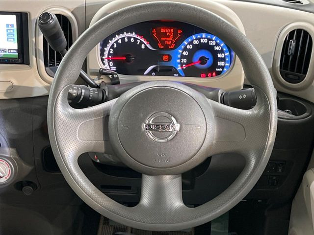 �C���e���A�ɍ��킹���f�U�C���̃X�e�A�����O�́A�^�]�������̂��Ƃ��l���A�^�]���₷���`��A�傫���ł��B�����x�A���ۂɐG���Ă��m���߂��������B