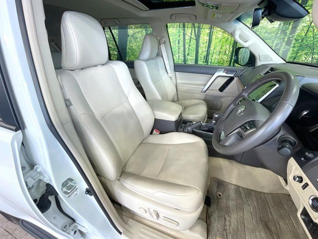 【ベージュレザーシート】デザイン性が高く、高級感のあるベージュ革シート。常に体に触れる部分だから、座り心地の良さにはこだわりたいですね♪汚れの付着や劣化を抑制する内装コーティング施工もおススメですよ♪