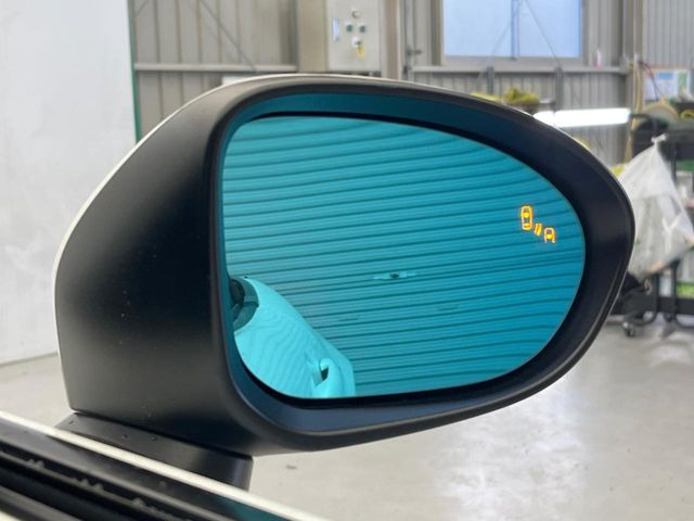 �y�u���C���h�X�|�b�g���j�^�����O�z���s���A�h�A�~���[�̎��p�ɂȂ�₷���ӏ��Ɍ㑱�Ԃ��ڋ߂���ƃT�C�h�~���[�t�߂Ɍx����\���A�h���C�o�[�ɒ��ӊ��N�����Ă���܂��B