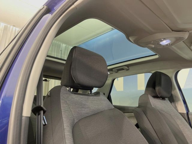 ���p�m���}�~�b�N�K���X���[�t:�唗�͂̃p�m���}���[�t�́A�㕔���Ȃɂ܂ő����Ă���A�J���I�ȋ�Ԃ����y���݂��������܂��B