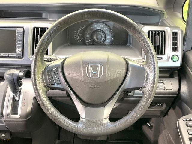 �C���e���A�ɍ��킹���f�U�C���̃X�e�A�����O�́A�^�]�������̂��Ƃ��l���A�^�]���₷���`��A�傫���ł��B�����x�A���ۂɐG���Ă��m���߂��������B