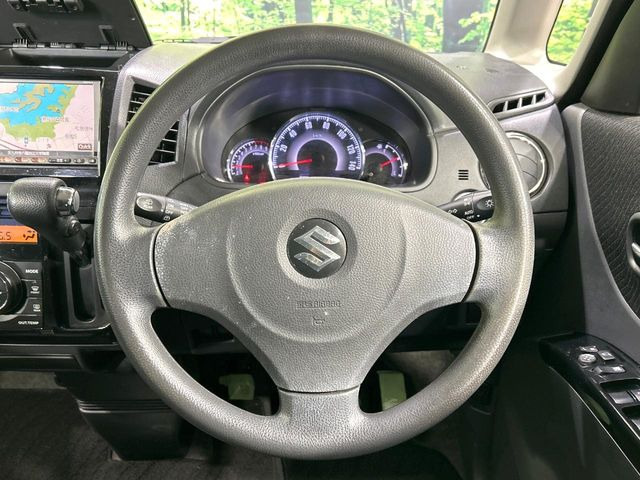 �C���e���A�ɍ��킹���f�U�C���̃X�e�A�����O�́A�^�]�������̂��Ƃ��l���A�^�]���₷���`��A�傫���ł��B�����x�A���ۂɐG���Ă��m���߂��������B