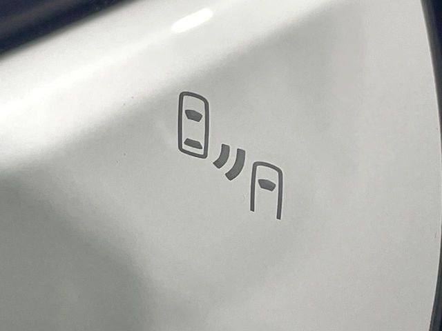 【ブラインドスポットモニター】走行中、ドアミラーの死角になりやすい箇所に後続車が接近するとサイドミラーのレンズに警告を表示!ドライバーに注意喚起をしてくれます。