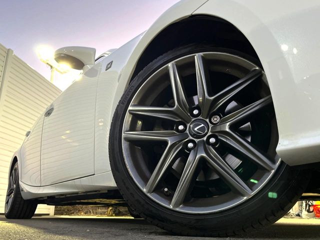 �y����18�C���`�A���~�z�C�[���z�O�ςɃ}�b�`���������A���~�z�C�[���𑕒����Ă���܂��B�e��ЊO�A���~�z�C�[����A�X�^�b�h���X�^�C�����戵�����Ă���܂��B���񂲑��k����������