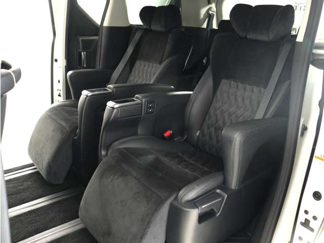 【上級モデル限定装備】★★エグゼクティブパワーシート!★★電動オットマン完備!足を楽々伸ばせ、ひじ掛けもありますので、優雅で快適なドライブをお楽しみいただけます!