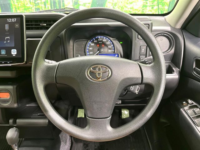 �C���e���A�ɍ��킹���f�U�C���̃X�e�A�����O�́A�^�]�������̂��Ƃ��l���A�^�]���₷���`��A�傫���ł��B�����x�A���ۂɐG���Ă��m���߂��������B