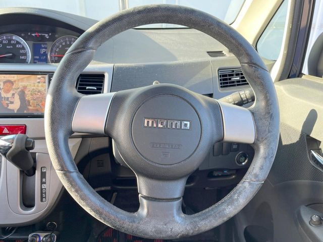 �C���e���A�ɍ��킹���f�U�C���̃X�e�A�����O�́A�^�]�������̂��Ƃ��l���A�^�]���₷���`��A�傫���ł��B�����x�A���ۂɐG���Ă��m���߂��������B