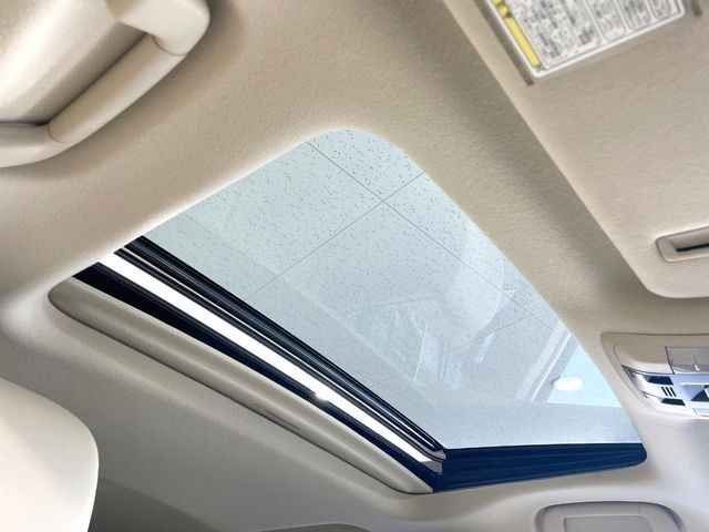 【サンルーフ】開放感たっぷりの希少装備、サンルーフが装着されています!車内に明かりを取り入れたり景色を楽しむ以外にも、車内の空気も簡単に換気できて快適です!
