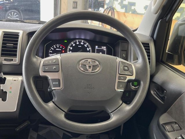 �C���e���A�ɍ��킹���f�U�C���̃X�e�A�����O�́A�^�]�������̂��Ƃ��l���A�^�]���₷���`��A�傫���ł��B�����x�A���ۂɐG���Ă��m���߂��������B