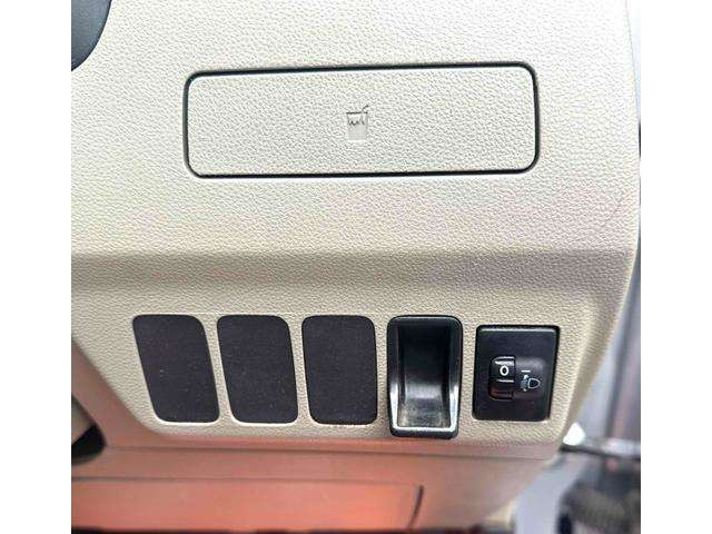 ���K�ȃV�[�g�Ƒ��삵�₷���R���g���[�����A�����Ԃ̉^�]���y�ɂ��Ă���܂���