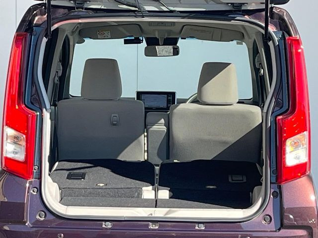 ���i�̂���������ʋ΁A���}���ɏ\���ȉ׎��X�y�[�X���m�ۂ��Ă���܂��B�Z�J���h�V�[�g��|���ƁA�傫�ȉו��̐ύڂ��\�ł���