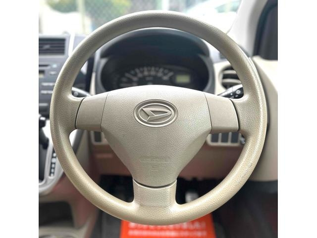 �n���h���́A�Ԃ̑��쐫�𒼊��I�Ɋ�����d�v�ȕ����ł��B�h���C�o�[�̎�̂Ђ�Ƀt�B�b�g����f�U�C�����A���K�ȃh���C�u���������܂���