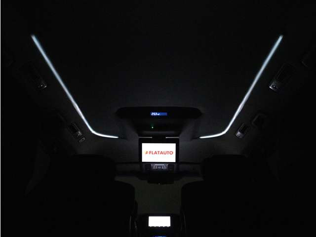 夜間に室内を照らしてくれるルームライトです