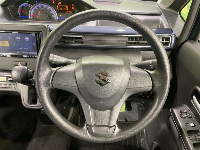 �C���e���A�ɍ��킹���f�U�C���̃X�e�A�����O�́A�^�]�������̂��Ƃ��l���A�^�]���₷���`��A�傫���ł��B�����x�A���ۂɐG���Ă��m���߂��������B