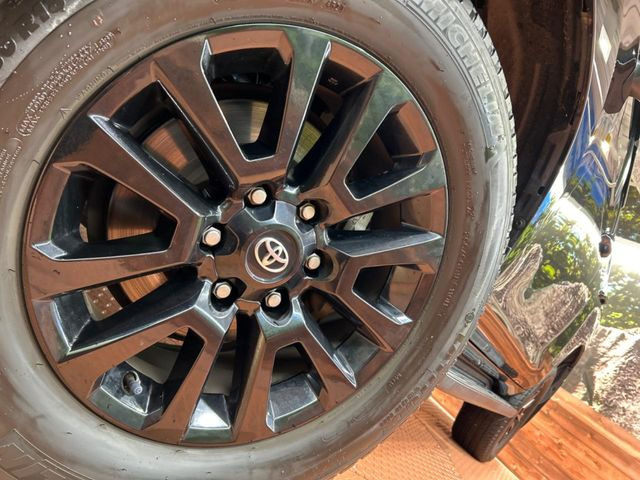 �y����18�C���`�A���~�z�C�[���z�O�ςɃ}�b�`���������A���~�z�C�[���𑕒����Ă���܂��B�e��ЊO�A���~�z�C�[����A�X�^�b�h���X�^�C�����戵�����Ă���܂��B���񂲑��k����������