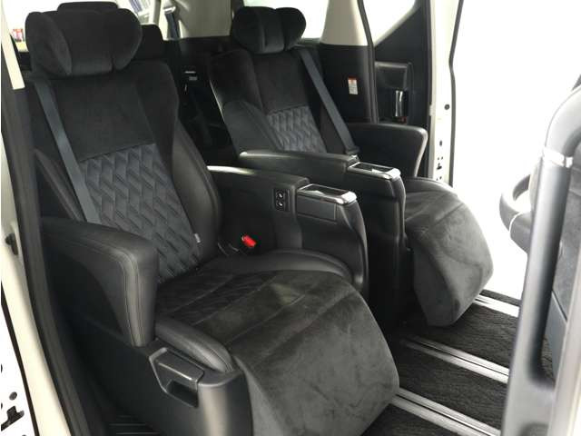 【上級モデル限定装備】★★エグゼクティブパワーシート!★★電動オットマン完備!足を楽々伸ばせ、ひじ掛けもありますので、優雅で快適なドライブをお楽しみいただけます!