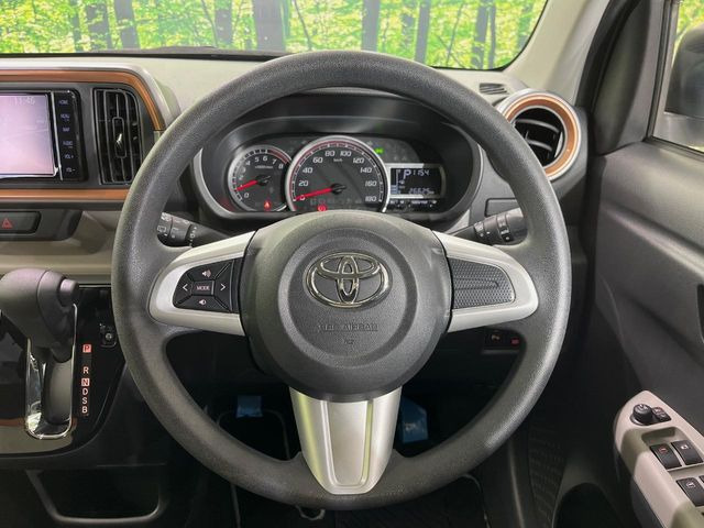 �C���e���A�ɍ��킹���f�U�C���̃X�e�A�����O�́A�^�]�������̂��Ƃ��l���A�^�]���₷���`��A�傫���ł��B�����x�A���ۂɐG���Ă��m���߂��������B