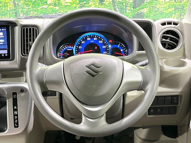 �C���e���A�ɍ��킹���f�U�C���̃X�e�A�����O�́A�^�]�������̂��Ƃ��l���A�^�]���₷���`��A�傫���ł��B�����x�A���ۂɐG���Ă��m���߂��������B