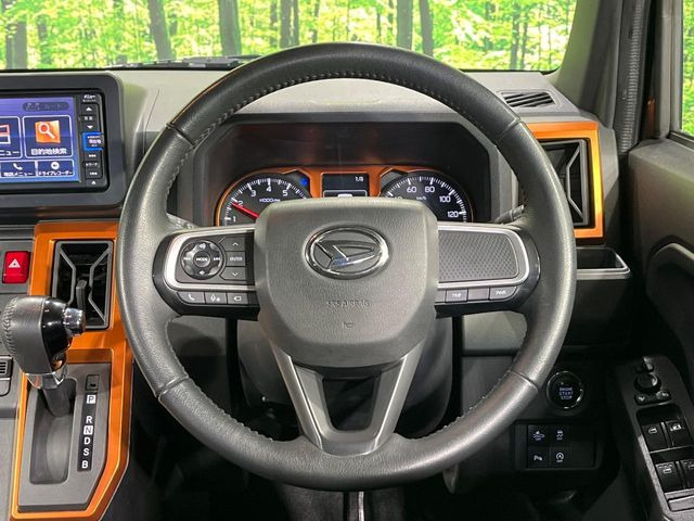 �C���e���A�ɍ��킹���f�U�C���̃X�e�A�����O�́A�^�]�������̂��Ƃ��l���A�^�]���₷���`��A�傫���ł��B�����x�A���ۂɐG���Ă��m���߂��������B