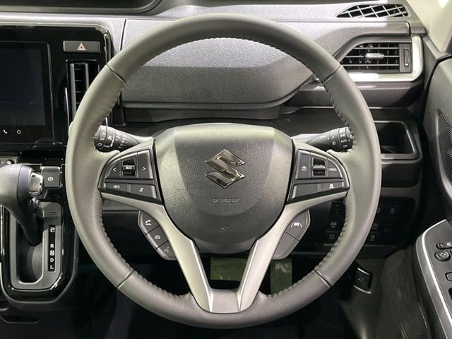 【純正革巻きステアリング】上質な革を使用することで、手にしっかり馴染みとても運転しやすいハンドルです♪