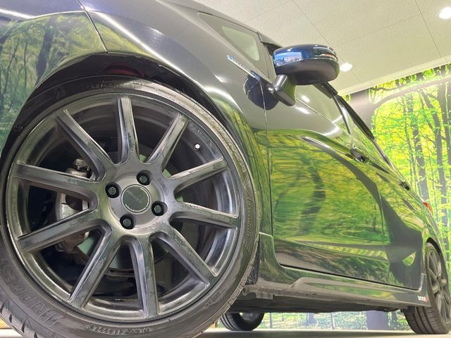 �y17�C���`�A���~�z�C�[���z�O�ςɃ}�b�`�����A���~�z�C�[���𑕒����Ă���܂��B�e��A���~�z�C�[����A�X�^�b�h���X�^�C�����戵�����Ă���܂��B���񂲑��k����������