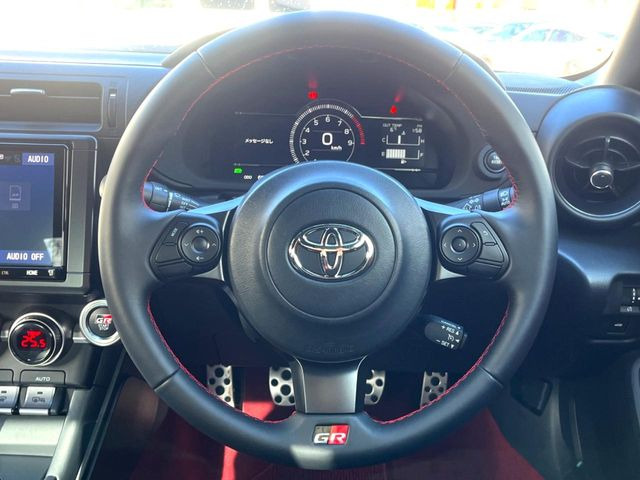 �y�����v�����X�e�A�����O�z�㎿�Ȋv���g�p���邱�ƂŁA��ɂ����������݂ƂĂ��^�]���₷���n���h���ł���