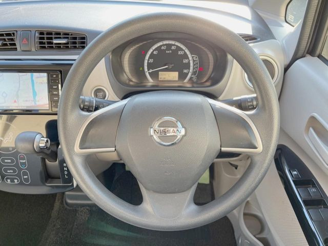 �C���e���A�ɍ��킹���f�U�C���̃X�e�A�����O�́A�^�]�������̂��Ƃ��l���A�^�]���₷���`��A�傫���ł��B�����x�A���ۂɐG���Ă��m���߂��������B