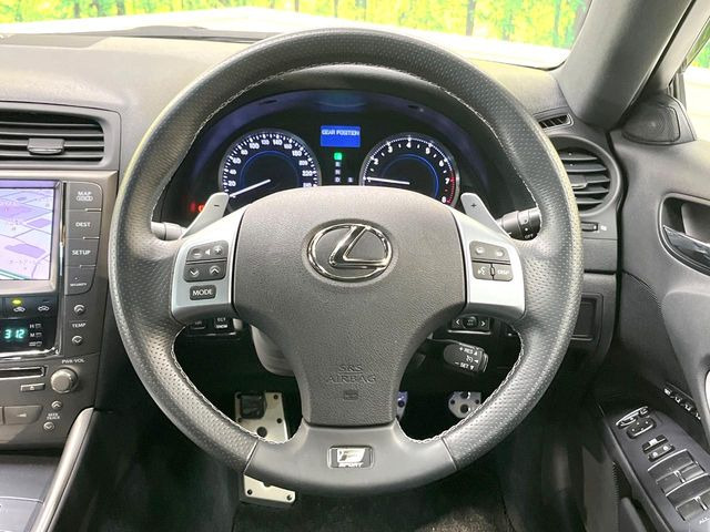 �C���e���A�ɍ��킹���f�U�C���̃X�e�A�����O�́A�^�]�������̂��Ƃ��l���A�^�]���₷���`��A�傫���ł��B�����x�A���ۂɐG���Ă��m���߂��������B