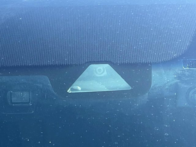 �y�z���_�Z���V���O�z���s���ɑO���̎ԗ�����F�����A�Փ˂������Ȏ��͌x��ƃu���[�L�ŏՓˉ���Ɣ�Q�y�����A�V�X�g�B�����S�Ƀh���C�u�����y���݂��������܂��B