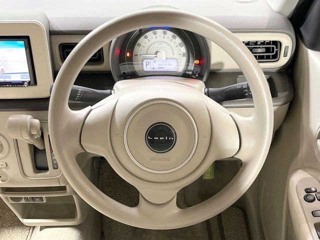 �C���e���A�ɍ��킹���f�U�C���̃X�e�A�����O�́A�^�]�������̂��Ƃ��l���A�^�]���₷���`��A�傫���ł��B�����x�A���ۂɐG���Ă��m���߂��������B