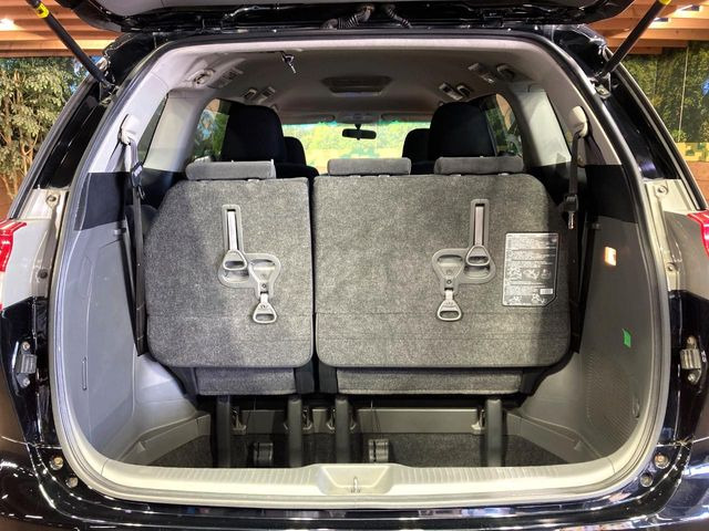 ���i�̂���������ʋ΁A���}���ɏ\���ȉ׎��X�y�[�X���m�ۂ��Ă���܂��B�Z�J���h�V�[�g��|���ƁA�傫�ȉו��̐ύڂ��\�ł���